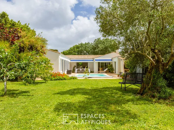 Villa avec piscine dans un écrin paysager