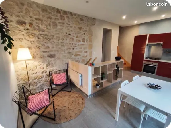Chambre avec salle d'eau et toilettes
