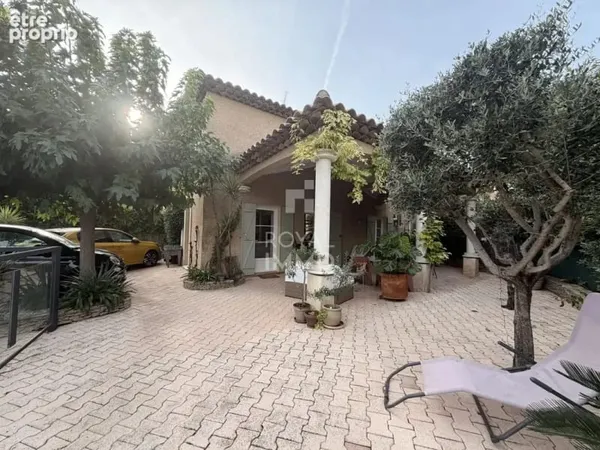 CUERS Maison de charme avec piscine, à proximité des commerces