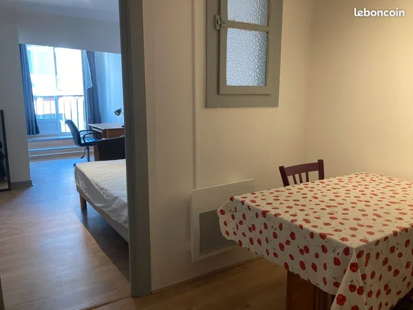 Studio meublé. CV Madeleine. Lumineux bon état libre