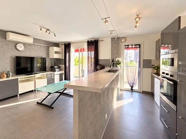 Appartement Marseille 2 pièce(s) 44.41 m2, ascenseur, balcon, stationnement privatif, rénové