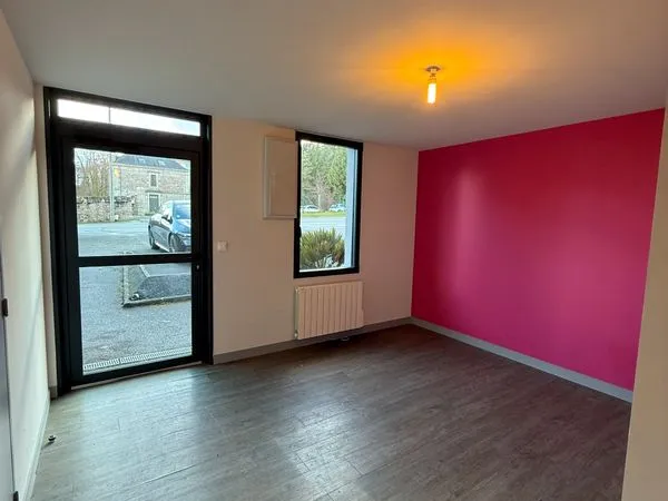 Local professionnel / commercial 70 m² - 3 bureaux - forte visibilité - dinan