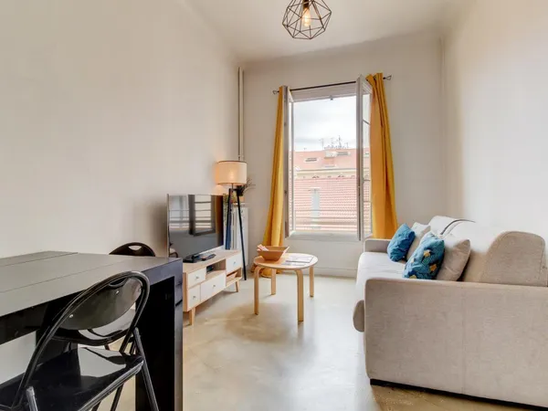 NICE CENTRE-VILLE – 2 PIÈCES DE 31,79 M² AVEC BALCON, HAUTEUR SOUS PLAFOND ET VUE SUR LES TOITS