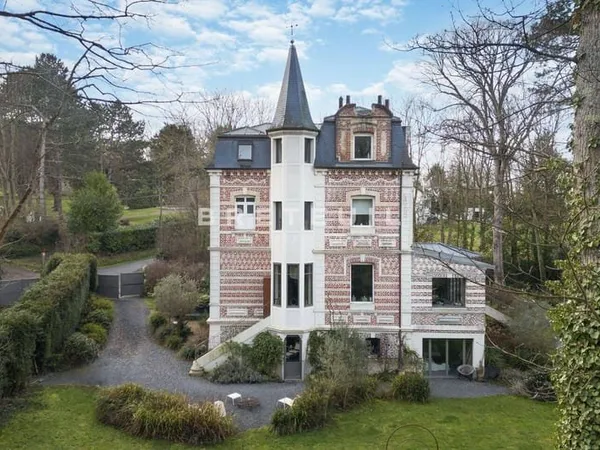 Maison 13 pièces 313 m²