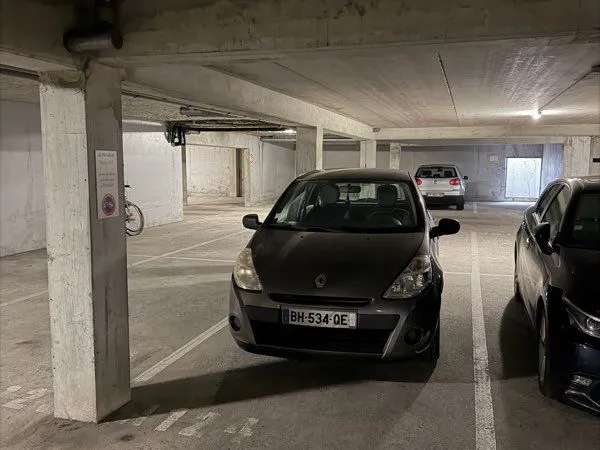 Place de parking en sous-sol - La Rochelle Les Minimes - 19 000