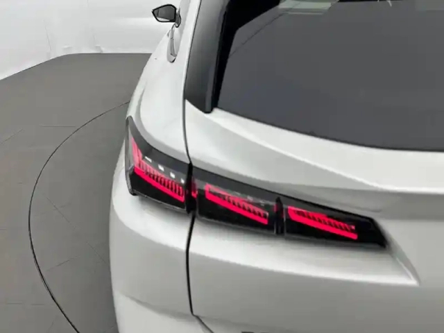 Peugeot 308 sw phev 225 e-eat8 — photo 17