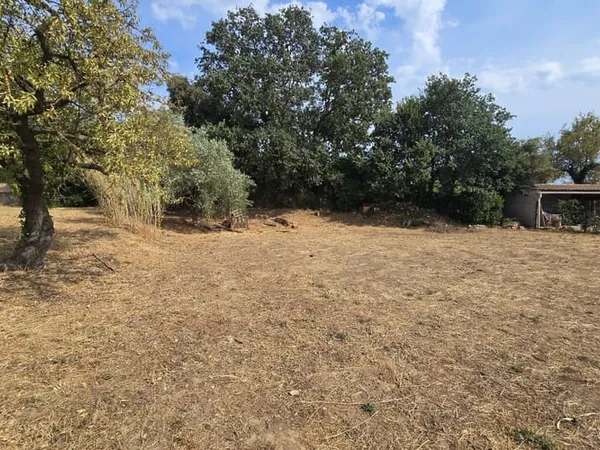 Terrain 584 m²