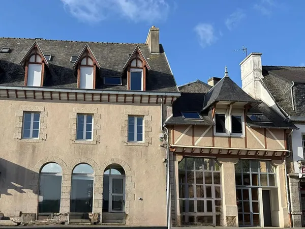 A vendre. Local commercial et appartement. CARANTEC
