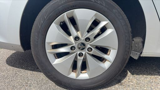Skoda Octavia 1.5 eTSI 150 DSG7 - Business – 2023 – 156283 km – Hybride essence – Boîte Automatique — photo 53