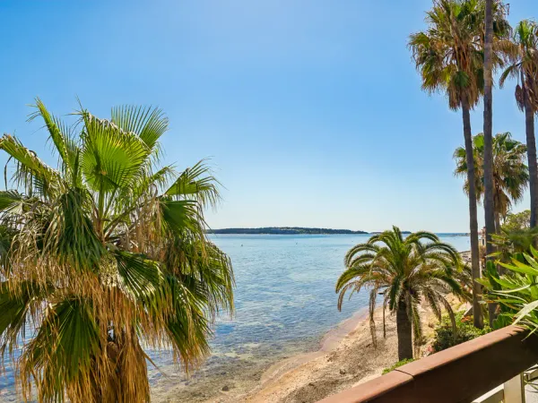 Cannes - Appartement 3 pièces directement sur la plage, vue féérique sur la mer et les îles de Lérin