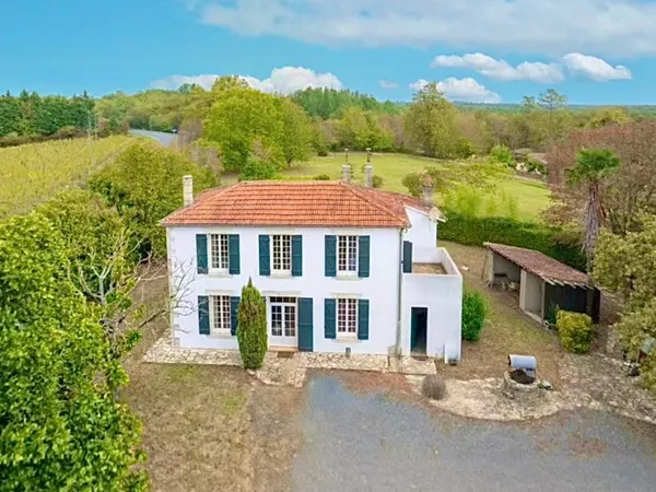 Maison de Maître avec Puits , Dépendance et Terrain Arboré