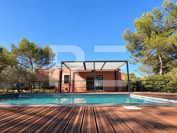 Maison 145 m² - 5 chambres, piscine, terrain de 3 858 m²