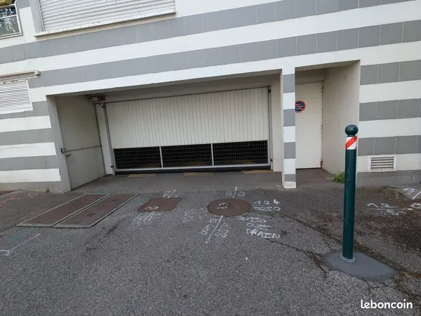 Garage en sous sol deux pieces