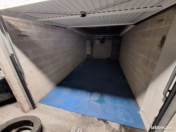 Box fermé en sous-sol, sécurisé