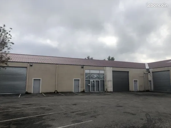 Entrepôt commercial 368 m²