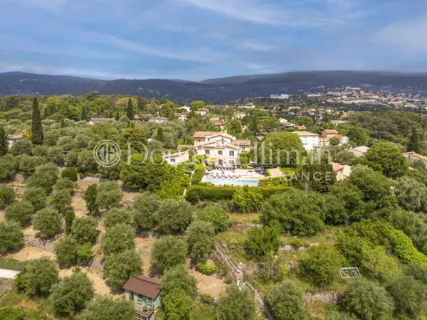 GRASSE - Magnifique propriété avec vaste terrain, maisons d'amis et intimité exceptionnelle