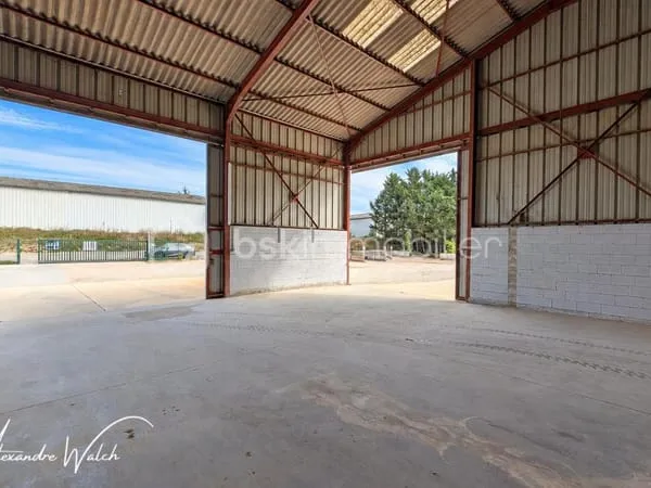 Bâtiment d'activité d'environ 325 m², implanté sur une parcelle de 2 287 m² à Orgères-en-Beauce