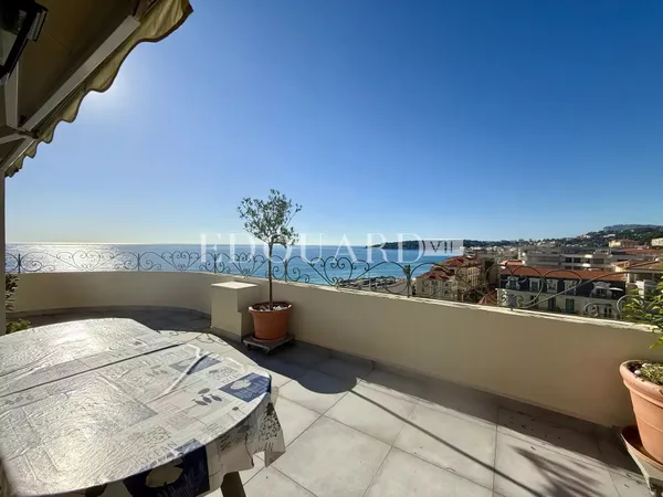 Trois pièces en dernier étage d'un magnifique immeuble Belle Époque avec superbe vue mer panoramique