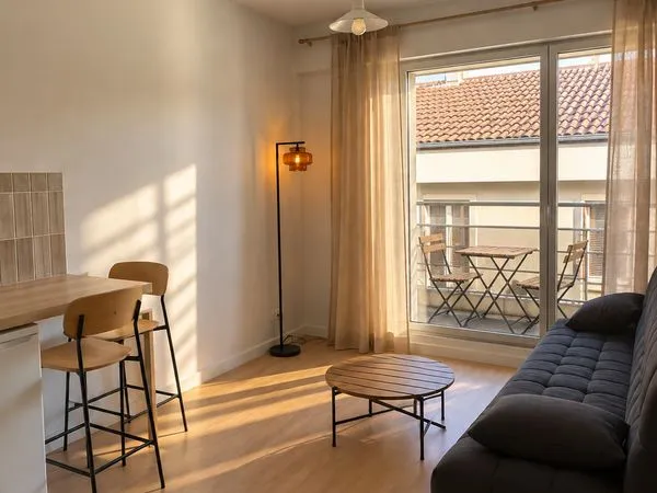 Studio lumineux meublé, rénové de 22m2 Bordeaux centre