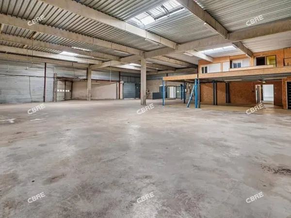 Local d'activité 996 m²