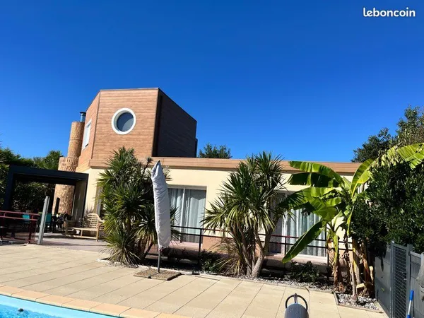 Propriété d architecte de plain pieds avec piscine chauffée, au calme, proche des commodites