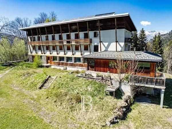 Maison 10 pièces 760 m²
