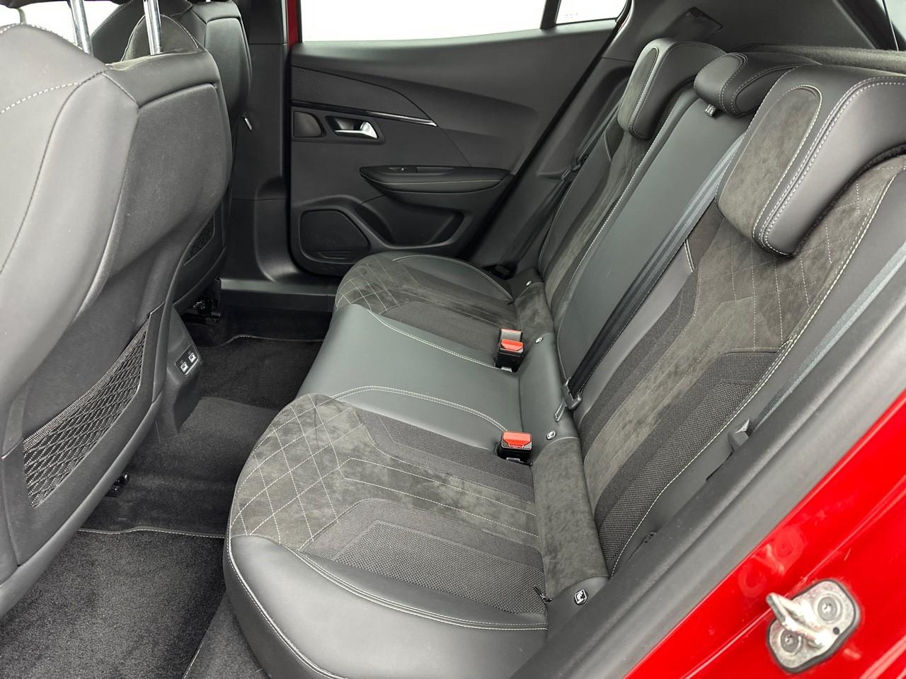 Peugeot 2008 puretech 130 s&s eat8 gt pack — photo 12