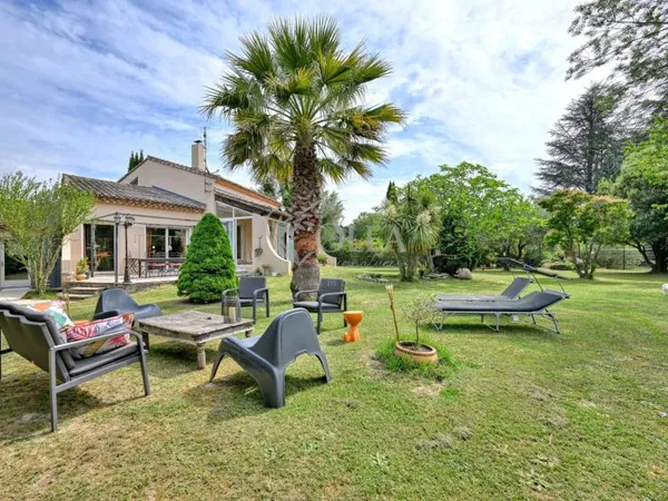 Maison de caractère avec jardin de 2000m² à Uzès