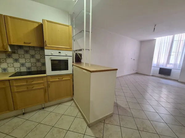 CENTRE VILLE APPT T2 DANS PETIT IMMEUBLE CALME