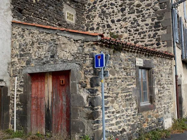 Garage / Local en pierre - Gergovie (63670)