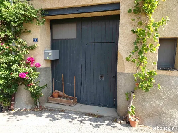 Maison de village avec vue garage et terrasse