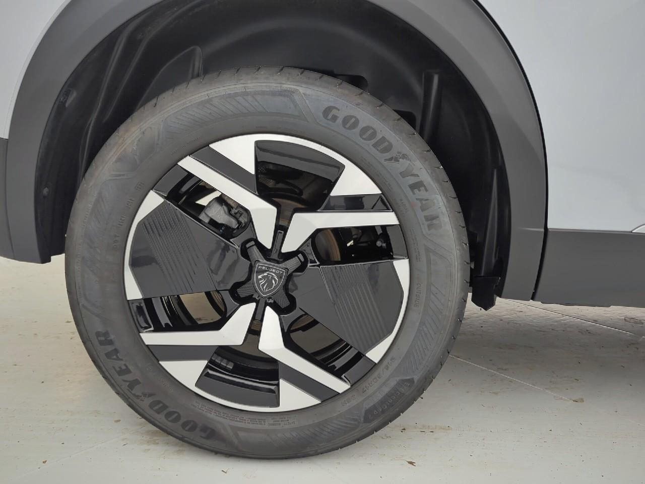 Peugeot 2008 hybrid 145 ch e-dcs6 allure — photo 31
