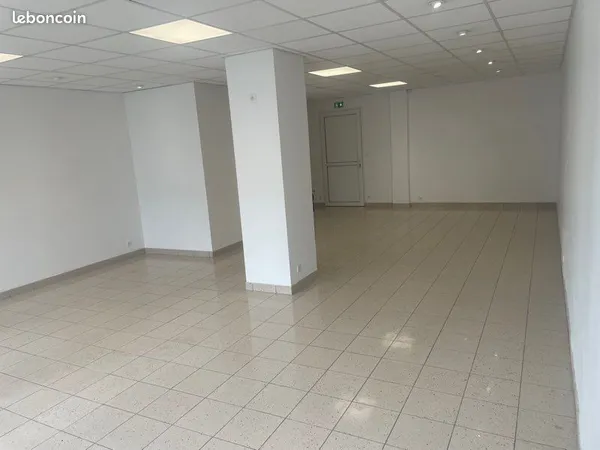 Local professionnel / commercial de 70 m² à louer - saint-avé