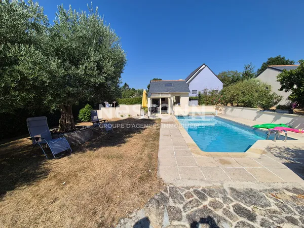 À vendre à Sulniac, maison 158 m², plein bourg, avec piscine et grand terrain constructible