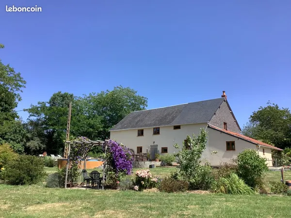 Magnifique maison Rénovée (2022) - 146 m² - 3/4 chambres - Vue & Piscine Secteur : Proche Aigurande 