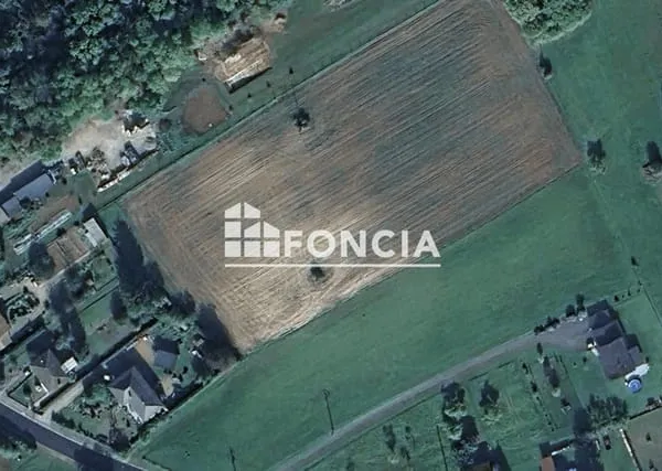 À BENESTROFF (La Maladrie), sur la route de Morhange : vaste terrain de 2,1 hectares entièrement con
