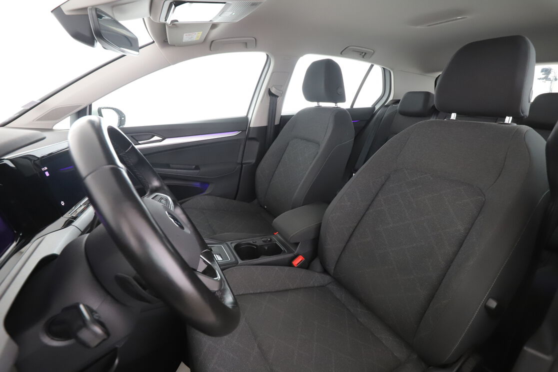 Volkswagen Golf VIII 2.0 TDI SCR DSG7 — photo 9