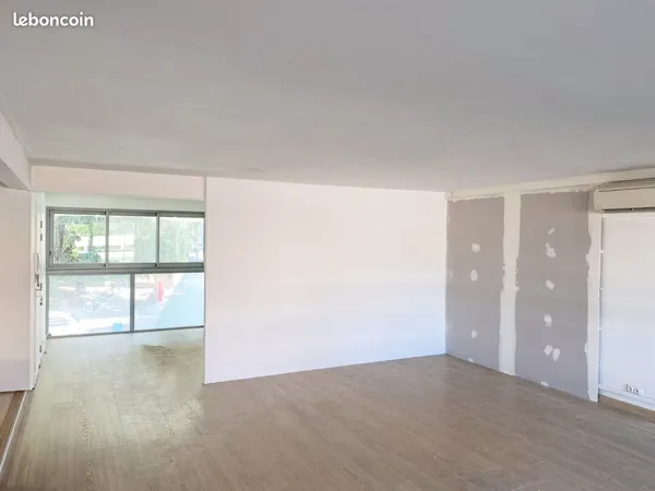 Bureau professionnel à louer - 57 m² - Mandelieu-la-Napoule Centre