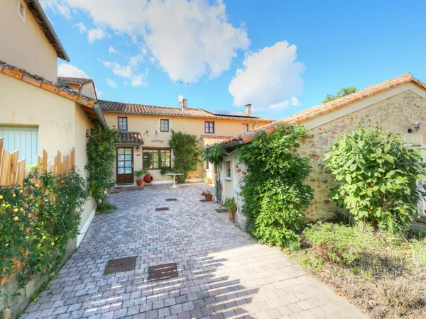 Maison de village impeccable : 3 chambres, 2 salles de bains, grands jardins à proximité d'un parcou