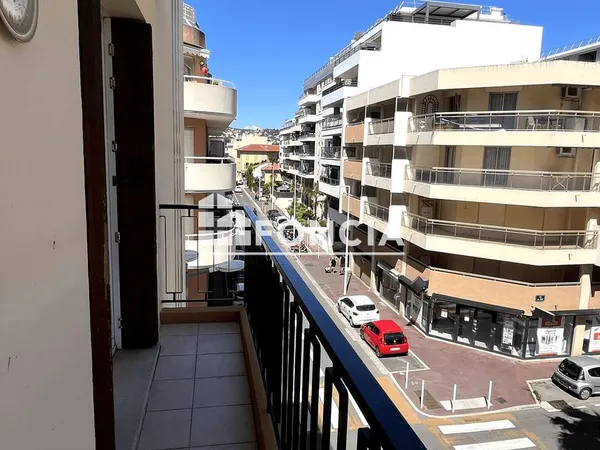 Centre ville JUAN LES PINS, 3 PP, CAVE , 2 TERRASSES