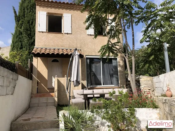 MAISON DE VILLE AVEC EXTÉRIEURS