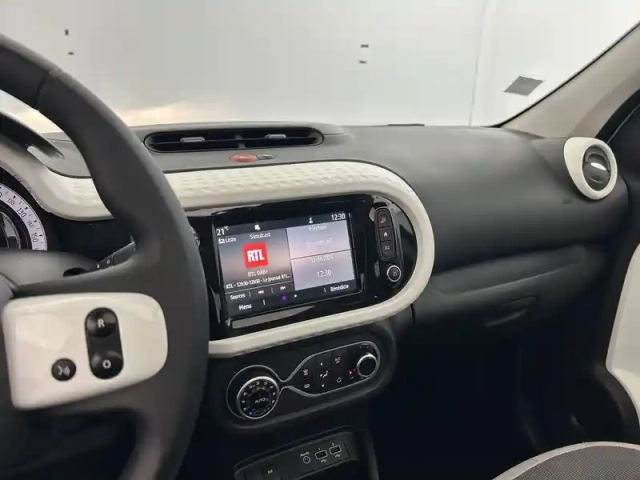 Renault Twingo iii e-tech — photo 21
