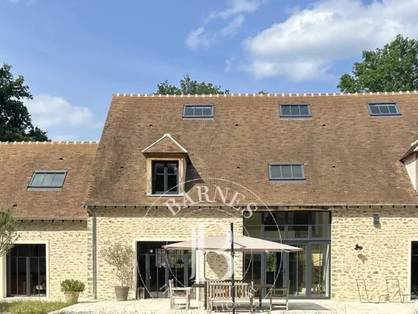 Proche Houdan, 360m2 habitables entièrement rénovés sur 2,5ha de