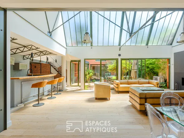 Anciens entrepôts de presse réhabilités en loft de plain pied avec patios