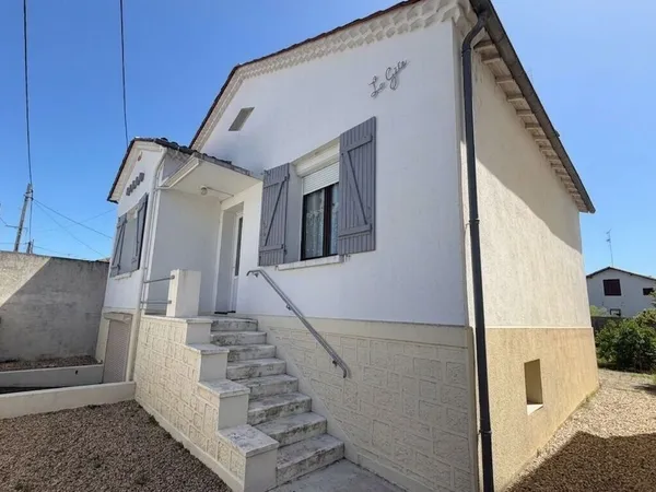 Charmante maison de ville rénovée avec 2 chambres et jardin à Bergerac !