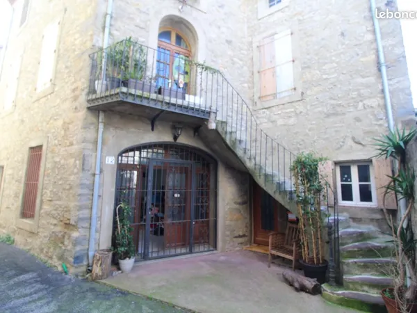 L'ancien casino de LAGRASSE, mais également ce fût la galerie de Mme Cères FRANCO Idéal pour un arri