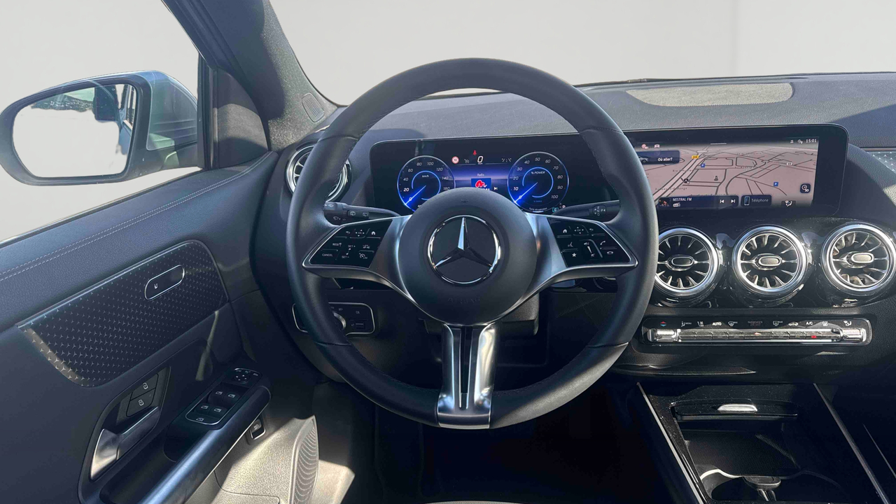 Mercedes EQA 250+ — photo 10