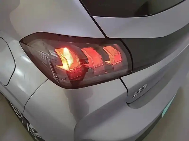 Peugeot 208 puretech 75 s&amp;s bvm5 — photo 17