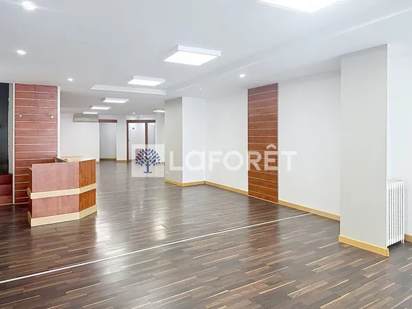 Local commercial 8 pièces 260 m²