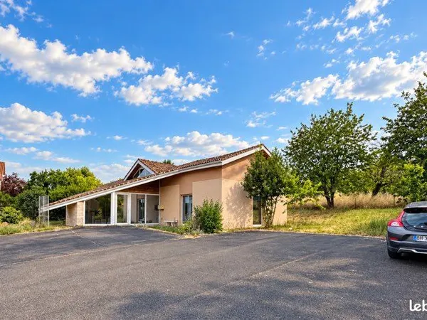 Local professionnel / commercial 198 m² - Parking privé 10 places - Ruelle-sur-Touvre